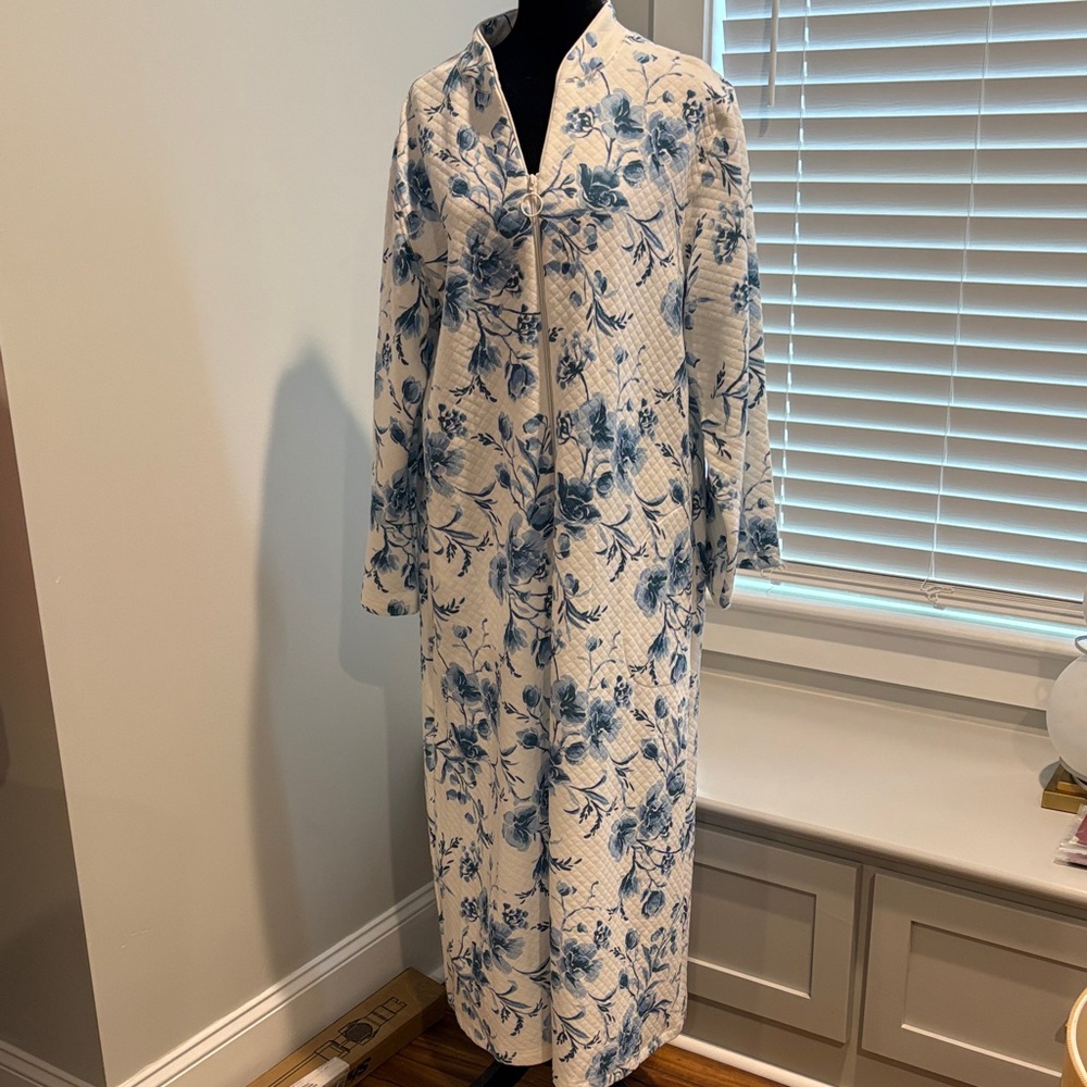 Miss Elaine Blue Floral Quilted Robe